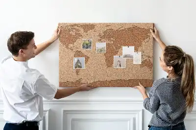 Tableau de liège en forme de carte du monde