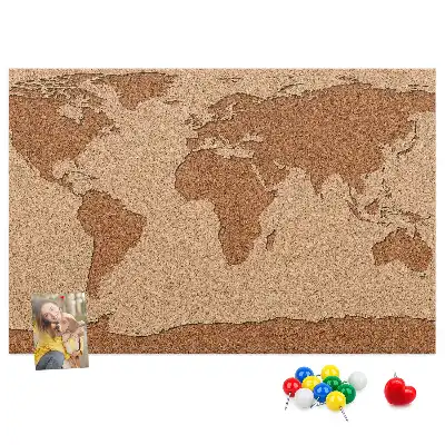 Tableau de liège en forme de carte du monde