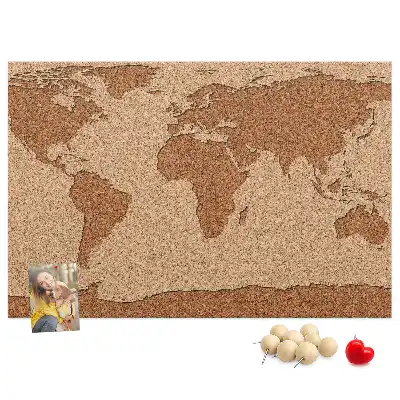 Tableau de liège en forme de carte du monde