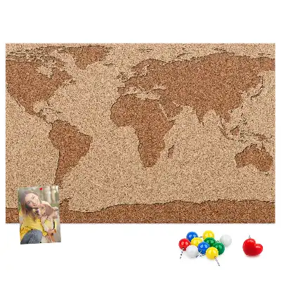 Tableau de liège en forme de carte du monde