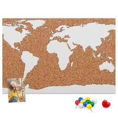 Tableau d’affichage en liège avec motif de carte du monde naturel