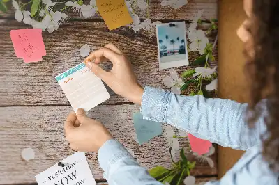 Tableau en liège décoratif avec motif de fleurs sur bois