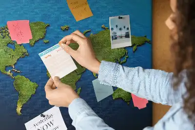 Tableau en liège décoratif avec les contours des pays du monde