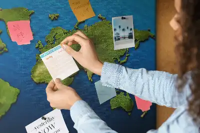 Tableau en liège décoratif avec les contours des pays du monde