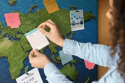 Tableau en liège décoratif avec les contours des pays du monde
