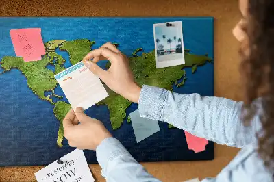 Tableau en liège décoratif avec les contours des pays du monde