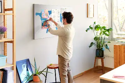 Tableau en liège avec contours des terres et des océans