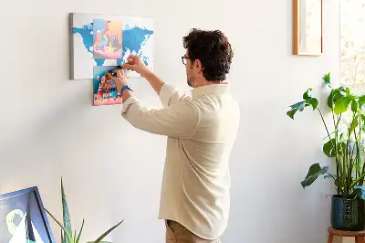 Tableau en liège avec contours des terres et des océans