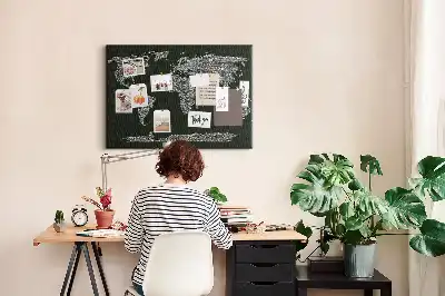 Tableau d'affichage en liège avec les noms des continents