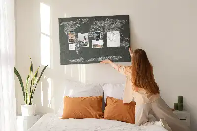 Tableau d'affichage en liège avec les noms des continents