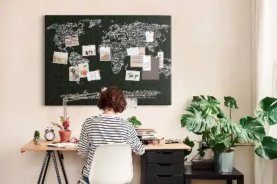Tableau d'affichage en liège avec les noms des continents