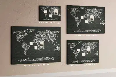 Tableau d'affichage en liège avec les noms des continents