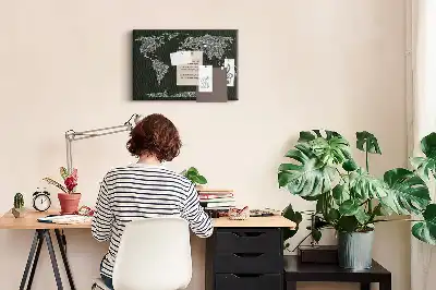 Tableau d'affichage en liège avec les noms des continents