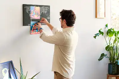 Tableau d'affichage en liège avec les noms des continents