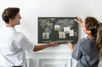 Tableau d'affichage en liège avec les noms des continents
