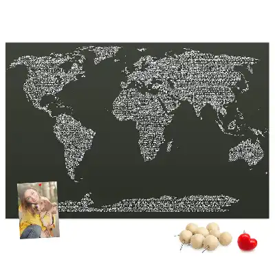 Tableau d'affichage en liège avec les noms des continents