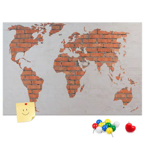 Tableau d’affichage en liège motif continents sur fond de brique