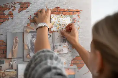 Tableau d’affichage en liège motif continents sur fond de brique
