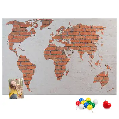 Tableau d’affichage en liège motif continents sur fond de brique