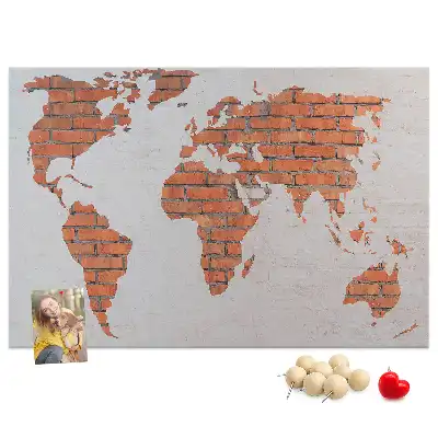 Tableau d’affichage en liège motif continents sur fond de brique