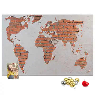 Tableau d’affichage en liège motif continents sur fond de brique