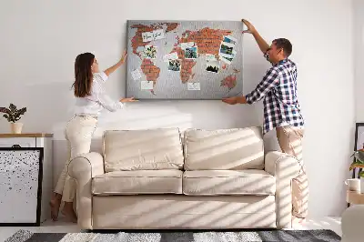 Tableau d’affichage en liège motif continents sur fond de brique
