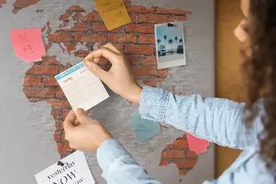 Tableau d’affichage en liège motif continents sur fond de brique