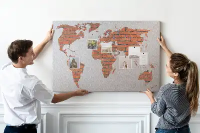 Tableau d’affichage en liège motif continents sur fond de brique