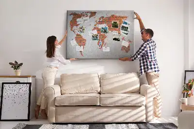 Tableau d’affichage en liège motif continents sur fond de brique