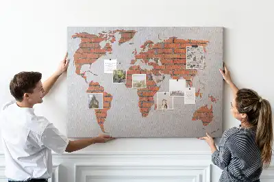 Tableau d’affichage en liège motif continents sur fond de brique