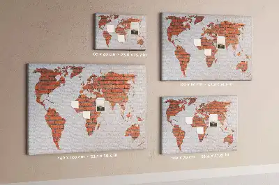 Tableau d’affichage en liège motif continents sur fond de brique