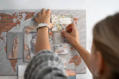 Tableau d’affichage en liège motif continents sur fond de brique