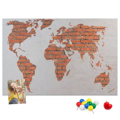 Tableau d’affichage en liège motif continents sur fond de brique
