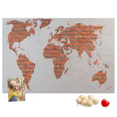 Tableau d’affichage en liège motif continents sur fond de brique