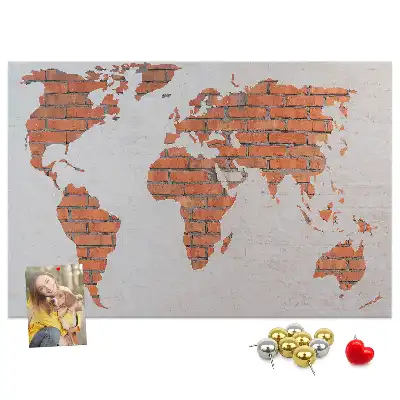 Tableau d’affichage en liège motif continents sur fond de brique