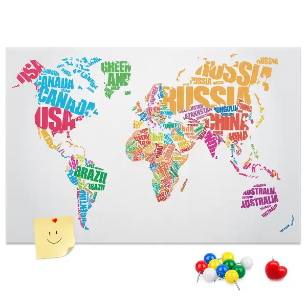 Tableau de liège avec carte du monde et noms de pays colorés