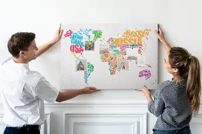 Tableau de liège avec carte du monde et noms de pays colorés