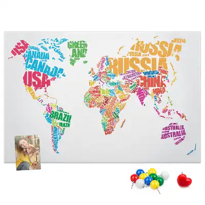 Tableau de liège avec carte du monde et noms de pays colorés