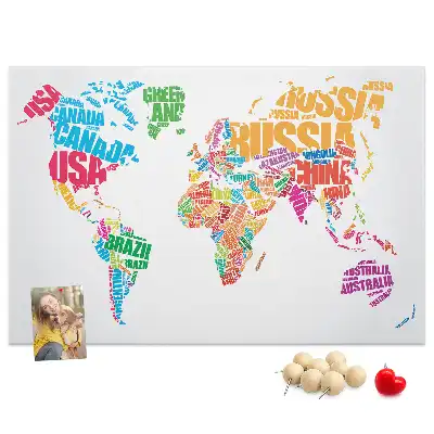 Tableau de liège avec carte du monde et noms de pays colorés