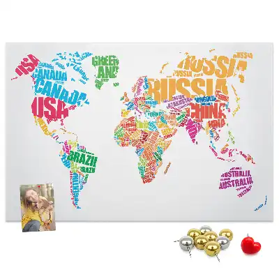 Tableau de liège avec carte du monde et noms de pays colorés