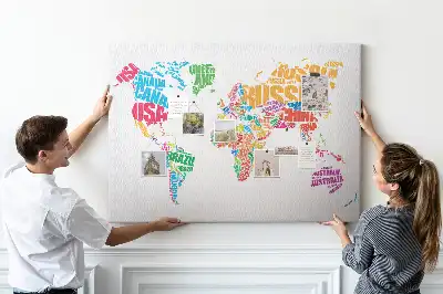 Tableau de liège avec carte du monde et noms de pays colorés