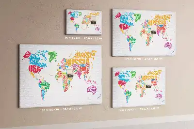 Tableau de liège avec carte du monde et noms de pays colorés