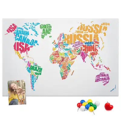 Tableau de liège avec carte du monde et noms de pays colorés