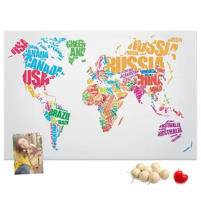Tableau de liège avec carte du monde et noms de pays colorés