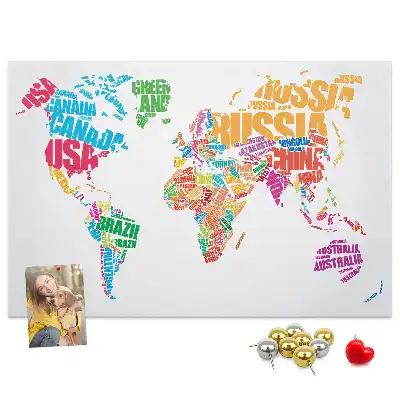 Tableau de liège avec carte du monde et noms de pays colorés
