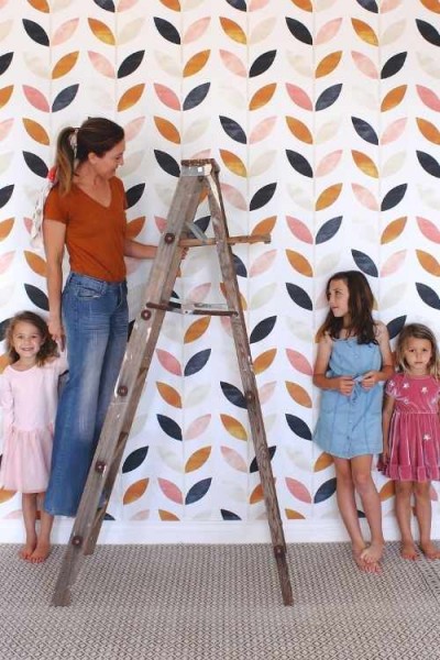 Papier peint pour un mur – comment ajouter des motifs et de la couleur à l