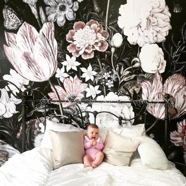 Intérieur élégant - peintures murales noires dans un design moderne